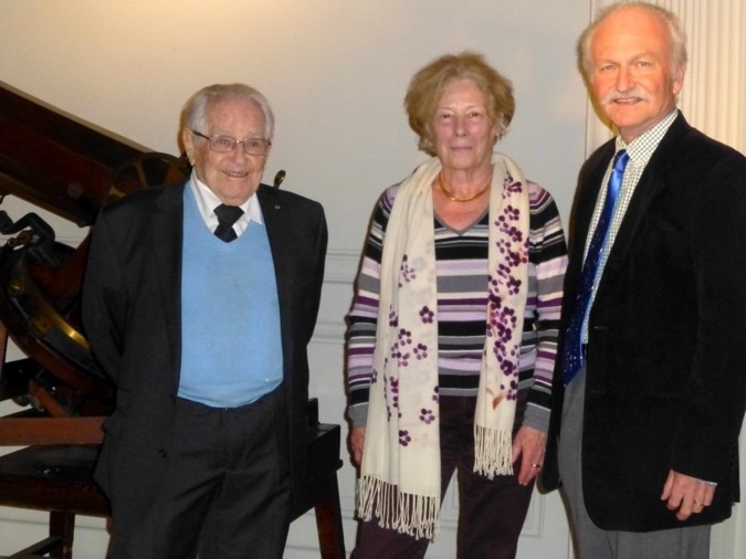 Sur cette photographie prise le 8 février 2013 lors du traditionnel cocktail de l'UAI, on voit les trois astronomes français ayant assuré le Secrétariat Général de l'UAI : J.C. Pecker (1964-1967), J. Bergeron (1991-1994) et T. Montmerle (2012-2015) (© DR)