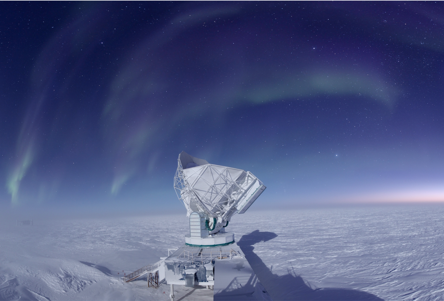 The South Pole Telescope (@ Jason Gallicchio)